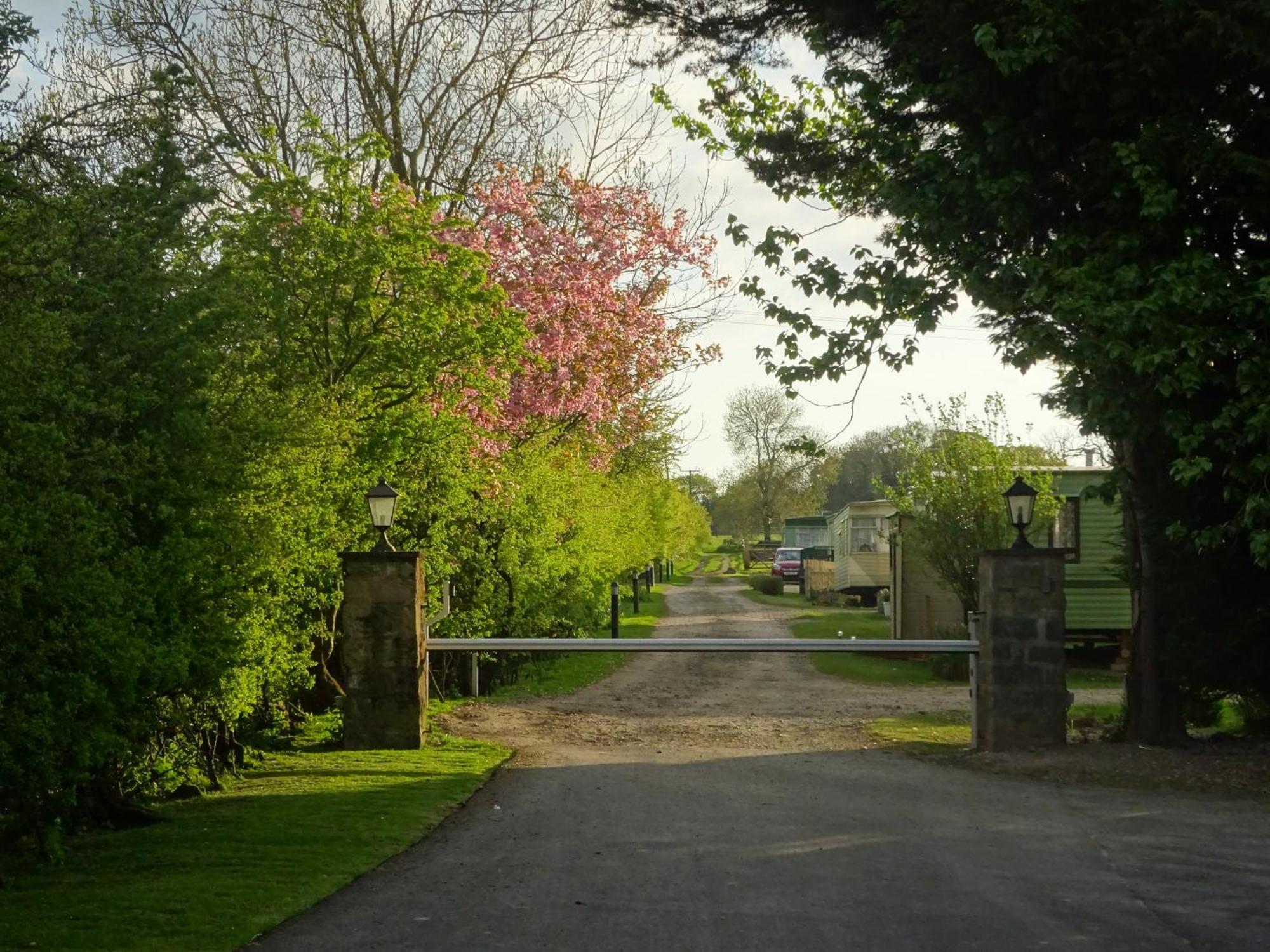 Chequers Inn Harrogate Exterior photo