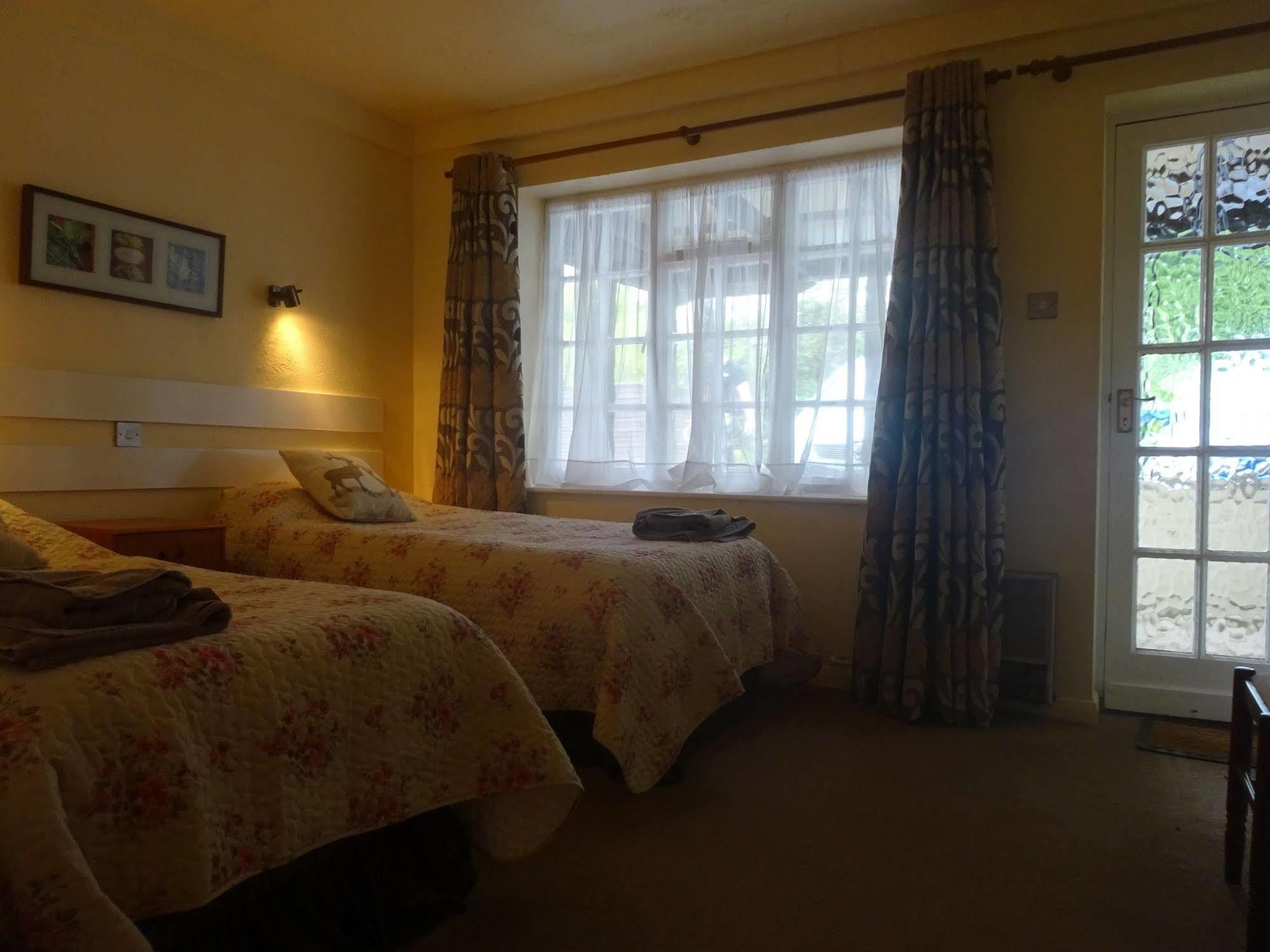 Chequers Inn Harrogate Exterior photo